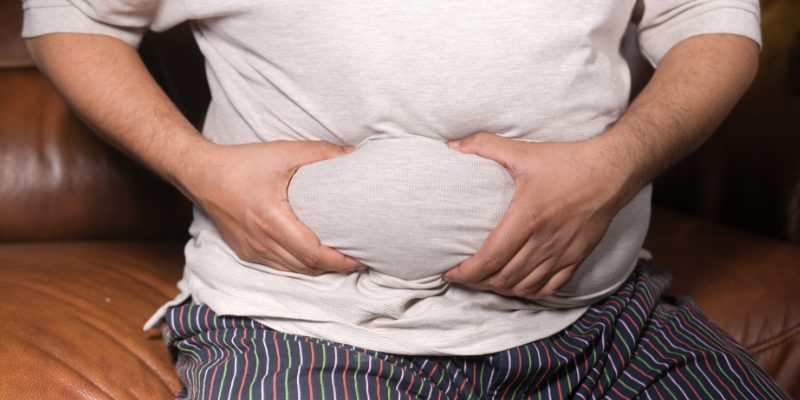 脂肪を摘まむ人