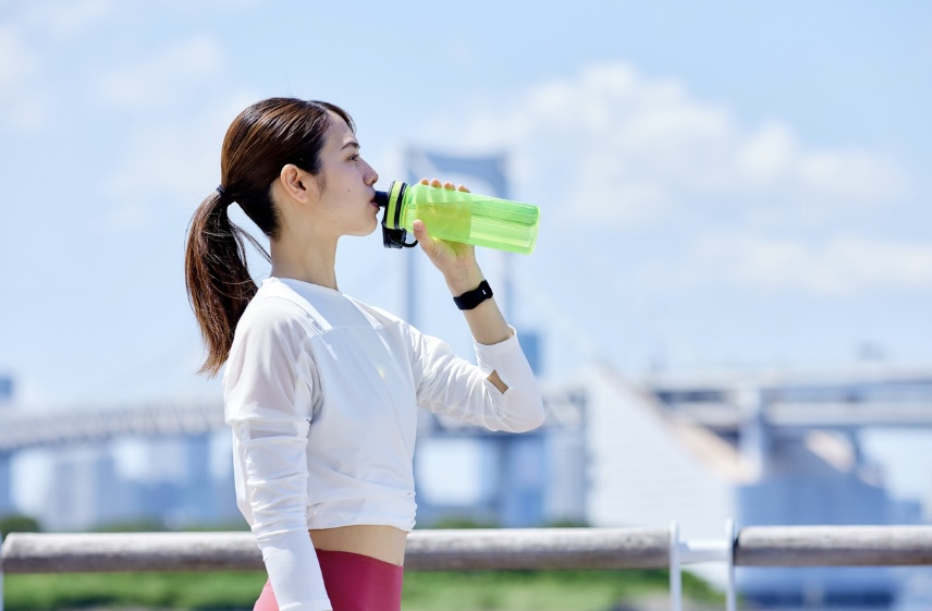 水を飲む女性