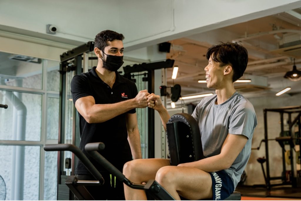 パーソナルトレーニング中の男性