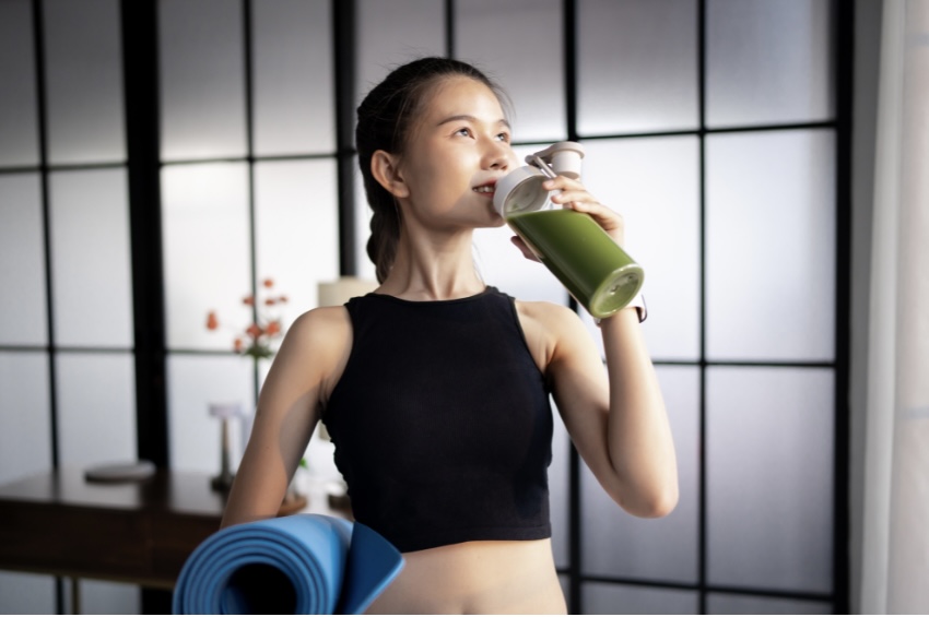プロテインを飲んでいる女性
