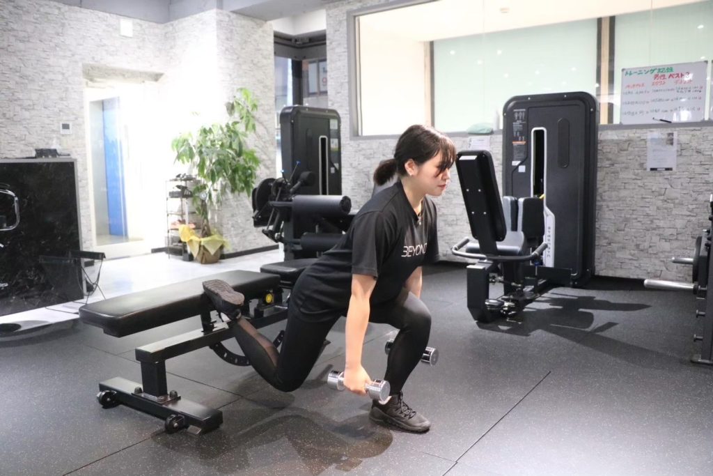 下半身トレーニングしている女性
