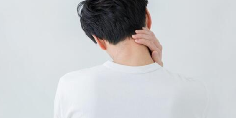 首が痛む男性