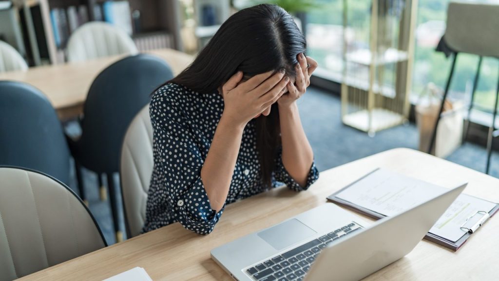 ストレスを抱え落ち込む女性