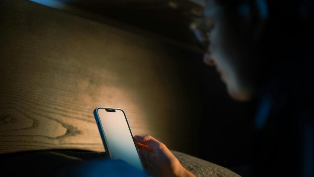 寝ながらスマホ